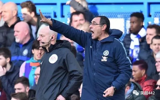  热刺球迷抗议高层管理集体横幅行动  