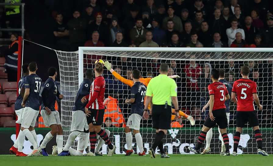  曼联防守漏洞百出主场惨败纽卡斯尔联队