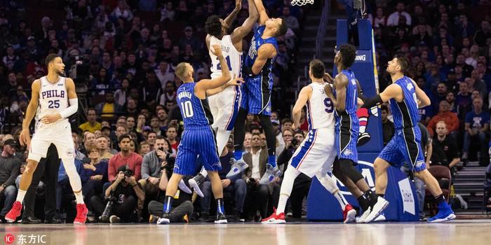  恩比德统治内线七十六人轻取魔术巩固季后赛席位